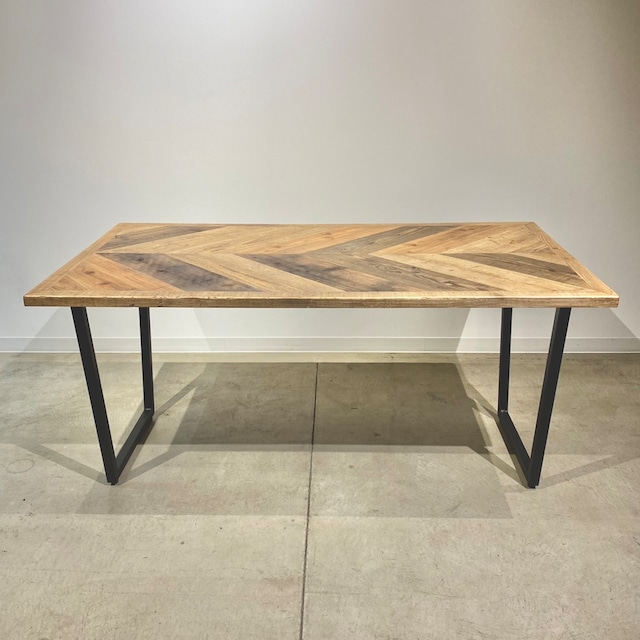 家具工房創造FACTORY | Laminar dining table TYPE Arrow ダイニングテーブル ヘリンボーン天板机  台形アイアンレッグ 鉄脚 古材使用 ナチュラル・ヴィンテージ